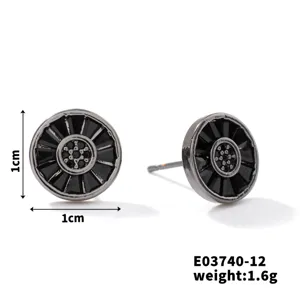 Nahaufnahme Detail der schwarzen runden Strass Ohrstecker zeigt Textur und Abmessungen.