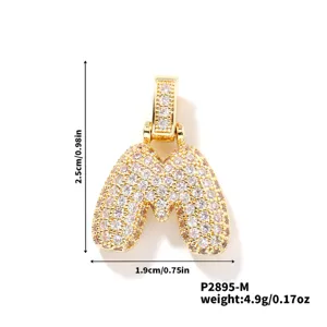Pendentif lettre M plaqué or avec oxyde de zirconium étincelant pour collier.