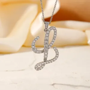 Primo piano di una collana con ciondolo in rame color argento con zirconi scintillanti.