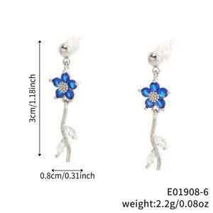 Detailansicht der blauen Blumen-Zirkonia-Ohrringe mit Blattdesign, Größe und Gewicht