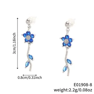 Detailansicht der Blumen- und Blattohrringe mit blauen Zirkonia und Maßangaben
