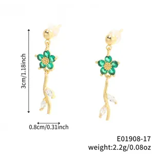Detailansicht der goldene Blumen-Ohrringe mit grünen Zirkonia-Blütenblättern und Blattakzenten