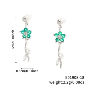 Detailansicht der silberfarbenen Blatt-Blumen-Ohrhänger mit grünen Zirkonia und Maßen