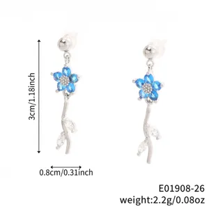 Detaillierte Größen- und Gewichtsmessungen für Damen-Ohrringe mit blauen Zirkonia-Blumen