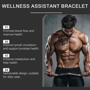 Detail des Wellness-Armbandes, getragen von einem muskulösen Sportler in einem Fitnessstudio