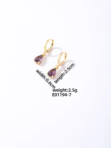 Scatto dettagliato di orecchini pendenti placcati in oro con pietra viola a goccia, 2,5 cm.