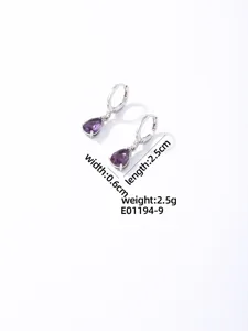 Orecchini a goccia in argento con zircone viola, design elegante per donne da indossare.