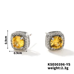 Vista macro dettagliata di eleganti orecchini a lobo quadrati con zircone giallo e halo