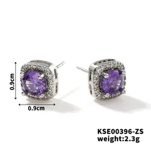Dettaglio di orecchini a lobo quadrati in zircone viola con dimensioni 0,9 cm e peso 2,3 g.
