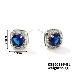 Vista dettagliata di orecchini a bottone in zirconia blu quadrati con dimensioni e peso