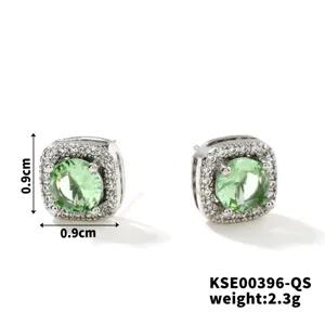 Dettaglio degli orecchini a lobo quadrati in rame con zircone verde, 0.9cm e 2.3g