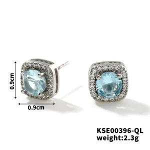 Dettaglio orecchini a lobo in zircone blu quadrato con misure 0,9 cm x 0,9 cm
