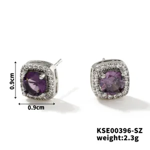 Vista dettagliata di orecchini a lobo quadrati in zirconia viola da 0,9 cm e 2,3 g