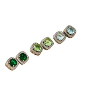 Elegante set di tre paia di orecchini a lobo quadrati nei toni verde, peridoto e blu