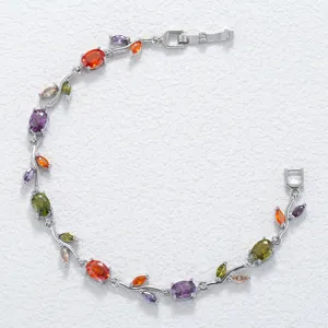 Detailweergave van een elegante armband in wijnstokstijl met kleurrijke edelstenen