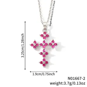 Élégant collier pendentif croix argenté avec zircons roses et dimensions détaillées sur l'image