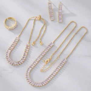 Vista detallada de conjunto de joyas doradas con circonitas cuadradas y collar
