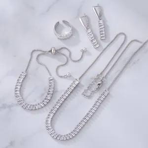Vista completa del conjunto de joyas de circonita cuadrada con collar, pulsera, pendientes y anillo.