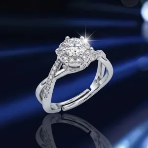 Dettaglio ravvicinato di un anello in moissanite con fascia a spirale e design regolabile