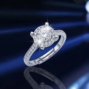 Dettaglio ravvicinato di un elegante anello halo in moissanite regolabile su sfondo blu.