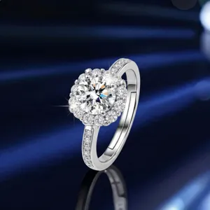 Vista macro di un anello halo di lusso in moissanite con fascia d'argento regolabile