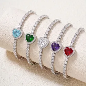 Detailansicht von fünf bunten herzförmigen Tennisarmbändern mit Pavé-Zirkonia-Besatz