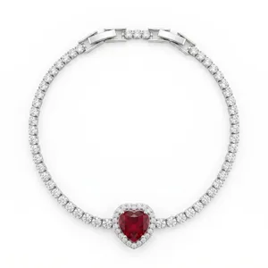 Elegantes silbernes Tennisarmband mit zentralem rotem Herz-Edelstein und Zirkonia.