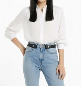 Vista detallada del cinturón elástico sin hebilla para un look cómodo y sin costuras en jeans.