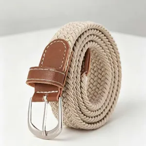 Close-up van beige elastische gevlochten riem met bruine lederen bies en gesp