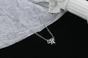 Gros plan détaillé du collier en argent avec le pendentif au caractère chinois Oh