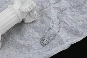 Vue détaillée d'un collier en argent minimaliste avec un pendentif en caractères chinois Oh.