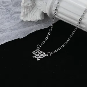 Collier argenté minimaliste avec pendentif caractère chinois 'Oh' sur velours noir.