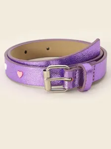 Dettaglio ravvicinato di una cintura viola metallizzata per bambini con cuori rosa