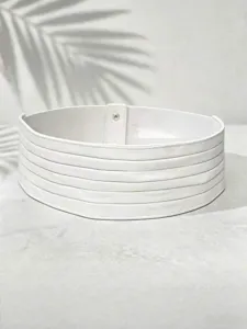 Nahaufnahme eines eleganten weißen gefalteten breiten Taillengürtels mit Steppnähten