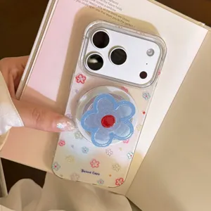 Nahaufnahme der iPhone-Hülle mit Glitzer-Finish und einem blauen Blumen-Handygriff