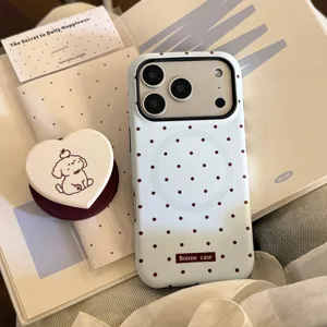 Vue détaillée de la coque iPhone à pois bleu clair avec un support cœur chiot trop mignon