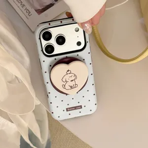 Vue détaillée de la coque iPhone à pois avec un support de téléphone cœur chiot.
