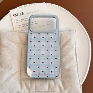 Gros plan de la coque de téléphone à carreaux bleu clair avec petits cœurs rouges