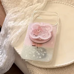 Detailopname van de esthetische herten telefoonhoes met een vlinder magnetische glitter grip