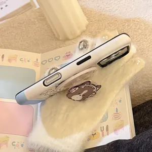 Seitenansicht der niedlichen Cartoon-Hund-Handyhülle für iPhone mit Pop-Halterung