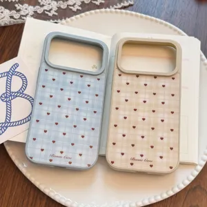 Vue détaillée des coques de téléphone à motifs de carreaux et cœurs, bleu et beige.
