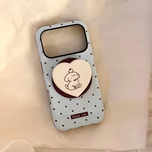 Détail de la coque iPhone à pois bleus avec support de téléphone mignon en forme de cœur