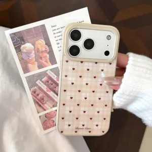 Détail d'une coque de téléphone à carreaux crème avec de petits motifs de cœurs rouges.