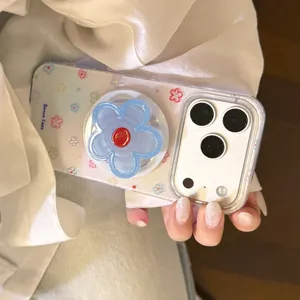 Nahaufnahme einer iPhone-Hülle mit Glitzer und einem süßen blauen Blumenständer