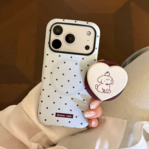 Détail de la coque iPhone à pois bleu clair avec support pour chiot en forme de cœur