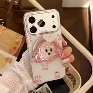 Nahaufnahme einer Glitzer-iPhone-Hülle mit 3D-Pudel-Griff und rosa Welpen-Mustern