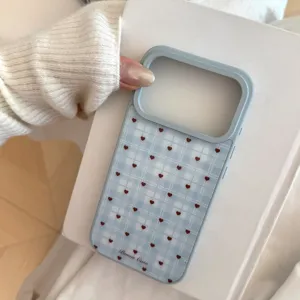 Détail de la coque de téléphone à carreaux bleu clair avec motifs de cœurs rouges
