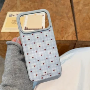 Détail de haute qualité d'une coque iPhone à carreaux bleus et petits cœurs rouges