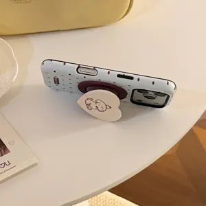 Gros plan d'une coque iPhone bleu clair à pois avec un support mignon en forme de cœur