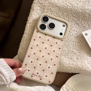 Gros plan détaillé d'une coque iPhone beige à carreaux avec motif cœurs et logo